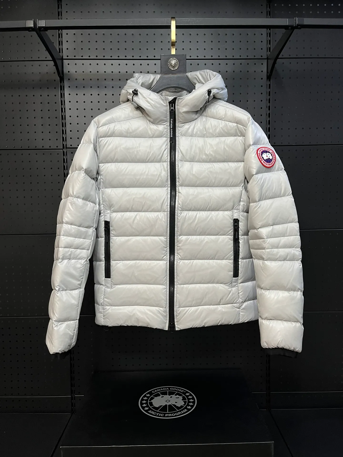 P940 Top 🔥purchase version 𝘾𝘼𝙉𝘼𝘿𝘼 𝙂𝙊𝙊𝙎𝙀/Canada Goose 2227 thin and light style. It’s super lightweight and doesn’t feel any weight on your upper body at all! Show more temperament‼  Canada Goose, a Canadian brand, has always been recognized as the warmest down jacket. Various Instagram celebrities, Internet celebrities, and celebrities often wear it for street photos. I make Canada Goose every year, but I still can’t get rid of my love for the goose. No matter how cold the winter is, there is no need to be afraid. Canada Goose is the legendary warmest down jacket and is known as a must-have for Arctic outdoor sports! The most popular down jacket in the world, celebrities are rushing to buy it, it is a must-have! Size: S-2XL Color: silver gray (red label) silver gray (black label), black (red label), black (black label), dark blue